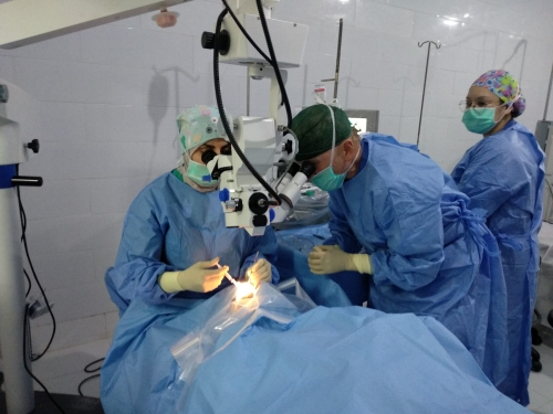 El Doctor Jorge Alió operando junto a Hessa Alrabiah, cirujana oftalmóloga - Fundaci�n Jorge Ali�