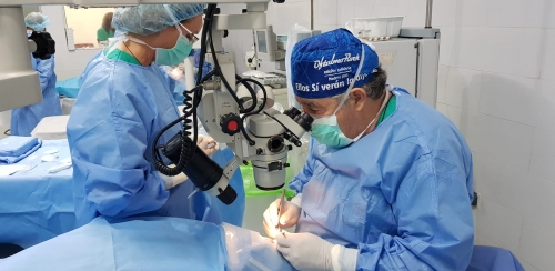 El Doctor Miguel March, cirujano oftalmólogo, operando junto a la enfermera instrumentista Carmen Montserrat - Fundaci�n Jorge Ali�