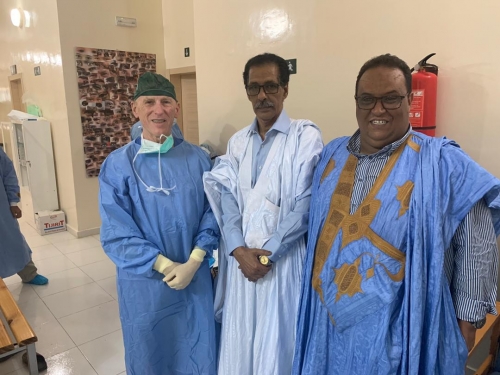 El Doctor Alió junto a Hemida Souyeh, Vicepresidente del Consejo Regional de Nouadhibou y Salah Edine - Fundaci�n Jorge Ali�