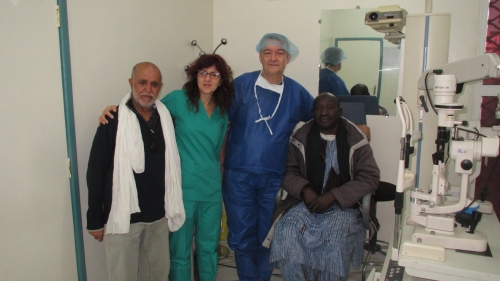El Dr. Manuel Marcos y la enfermera instrumentista Paquita Sánchez junto a dos pacientes - Fundaci�n Jorge Ali�