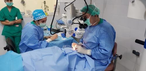 El Dr. Manuel Marcos, cirujano oftalmólogo, operando junto a su hija Belén Marcos, enfermera instrumentista - Fundaci�n Jorge Ali�