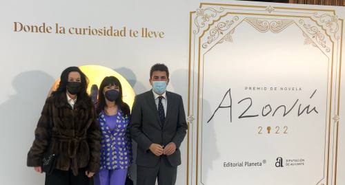 La presidenta de la Fundación Jorge Alió asiste a la gala del premio Azorín 2022