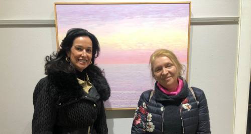 La presidenta de la Fundación Jorge Alió, visita la obra de la artista Navka en la Asociación de Artistas Alicantinos