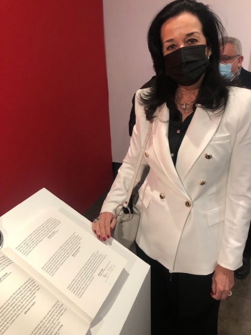 María López junto al libro de firmas - Fundaci�n Jorge Ali�