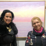 La presidenta de la Fundación Jorge Alió, visita la obra de la artista Navka en la Asociación de Artistas Alicantinos